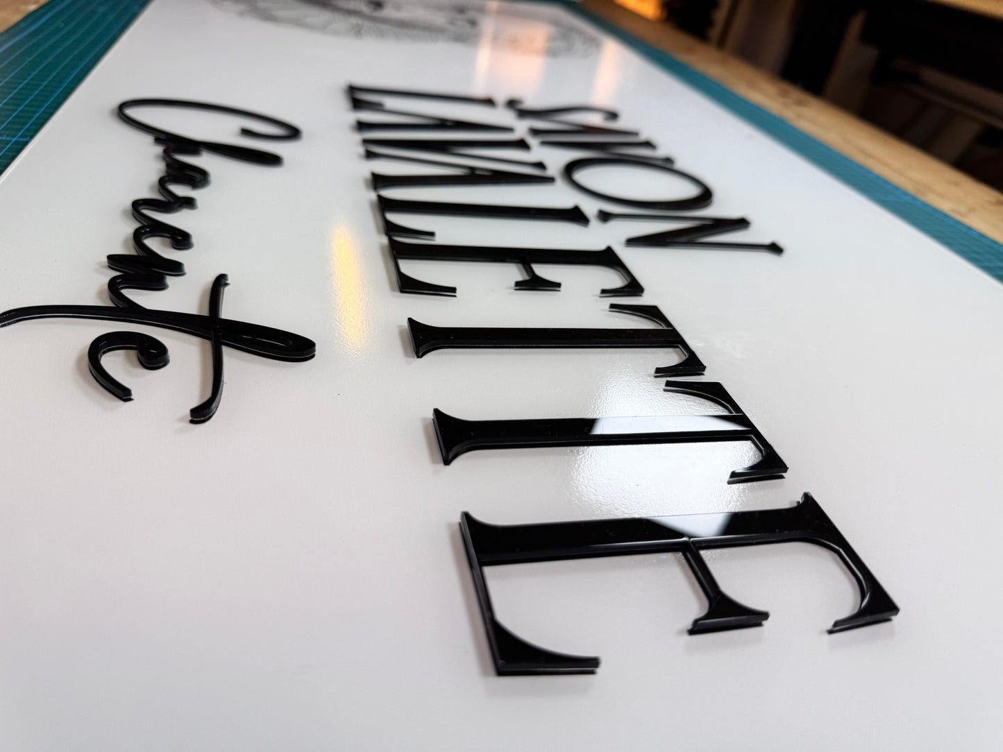 Enseigne relief logo commerce
