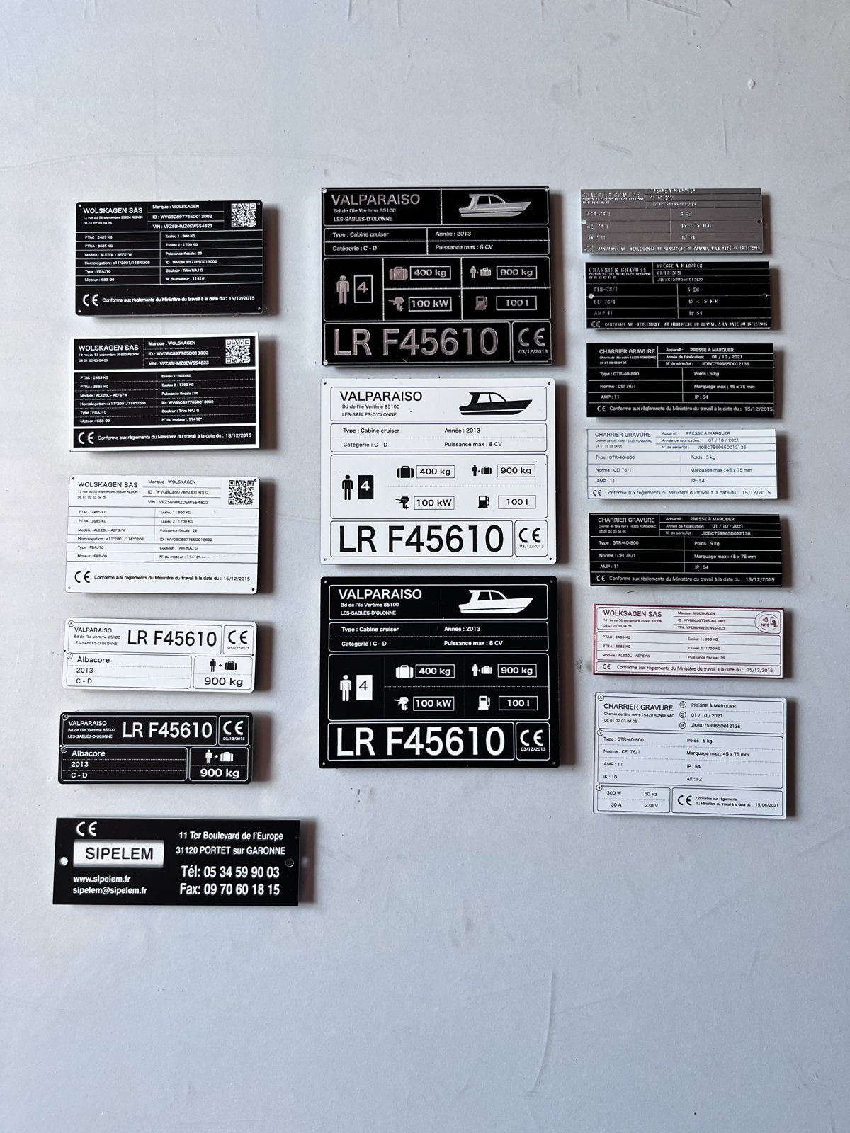 Étiquettes machines gravées en série — plaques signalétiques industrielles