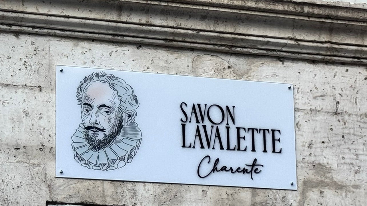 Enseigne en relief de façade