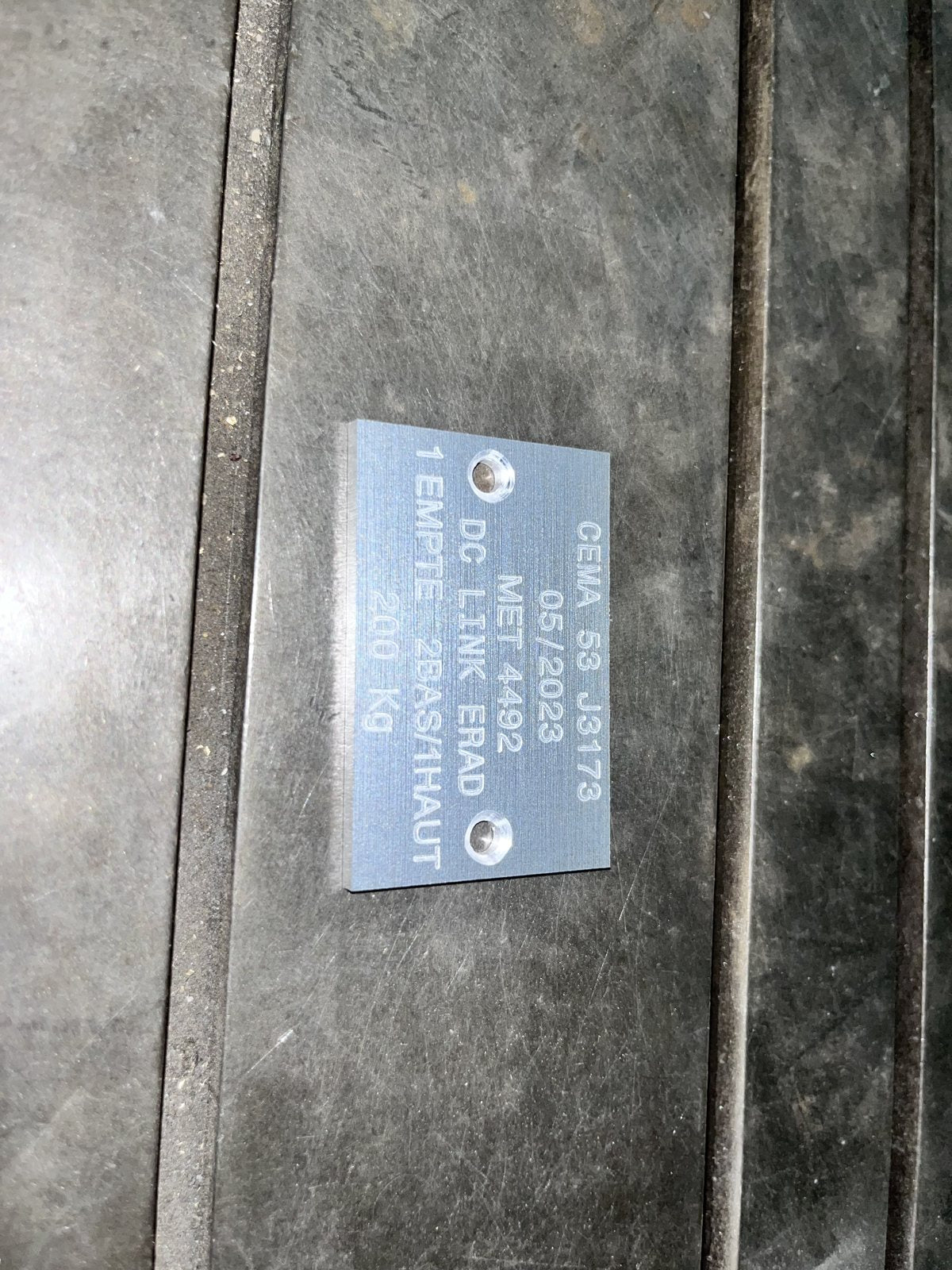 Plaque constructeur industrielle gravée sur mesure — atelier Charente