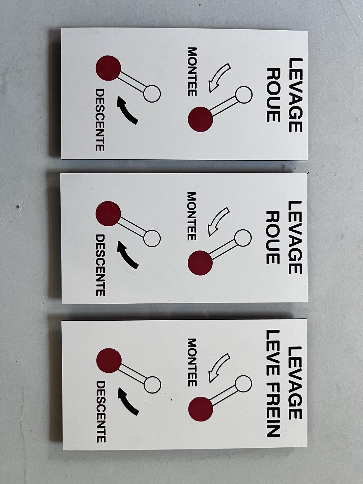 Plaques de commande gravées — repérage industriel