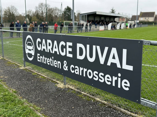 Panneau publicitaire Dibond monobloc 300×140 cm en bordure de terrain de football