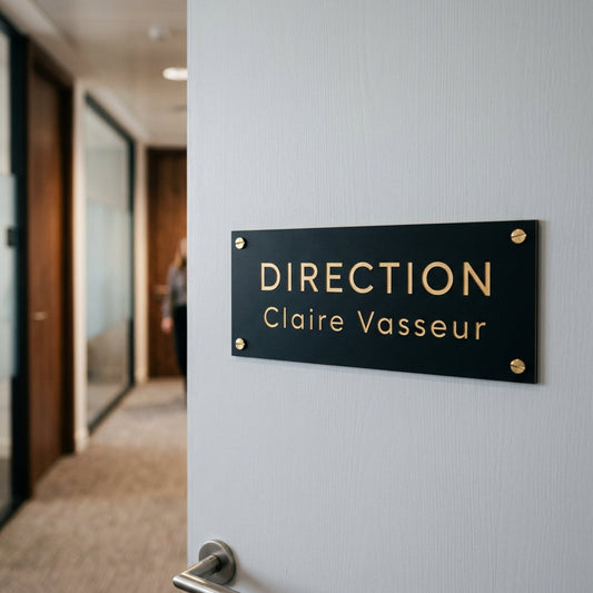 Plaque de porte gravoply noir, gravure or — Direction