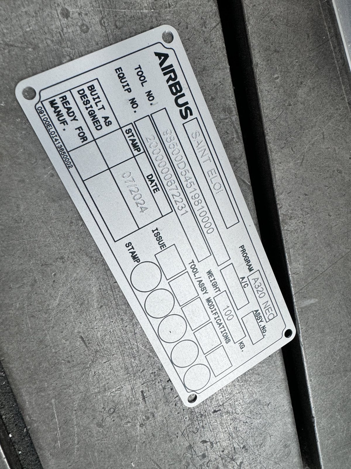 Plaque d'identification gravée pour l'aéronautique — réalisation atelier