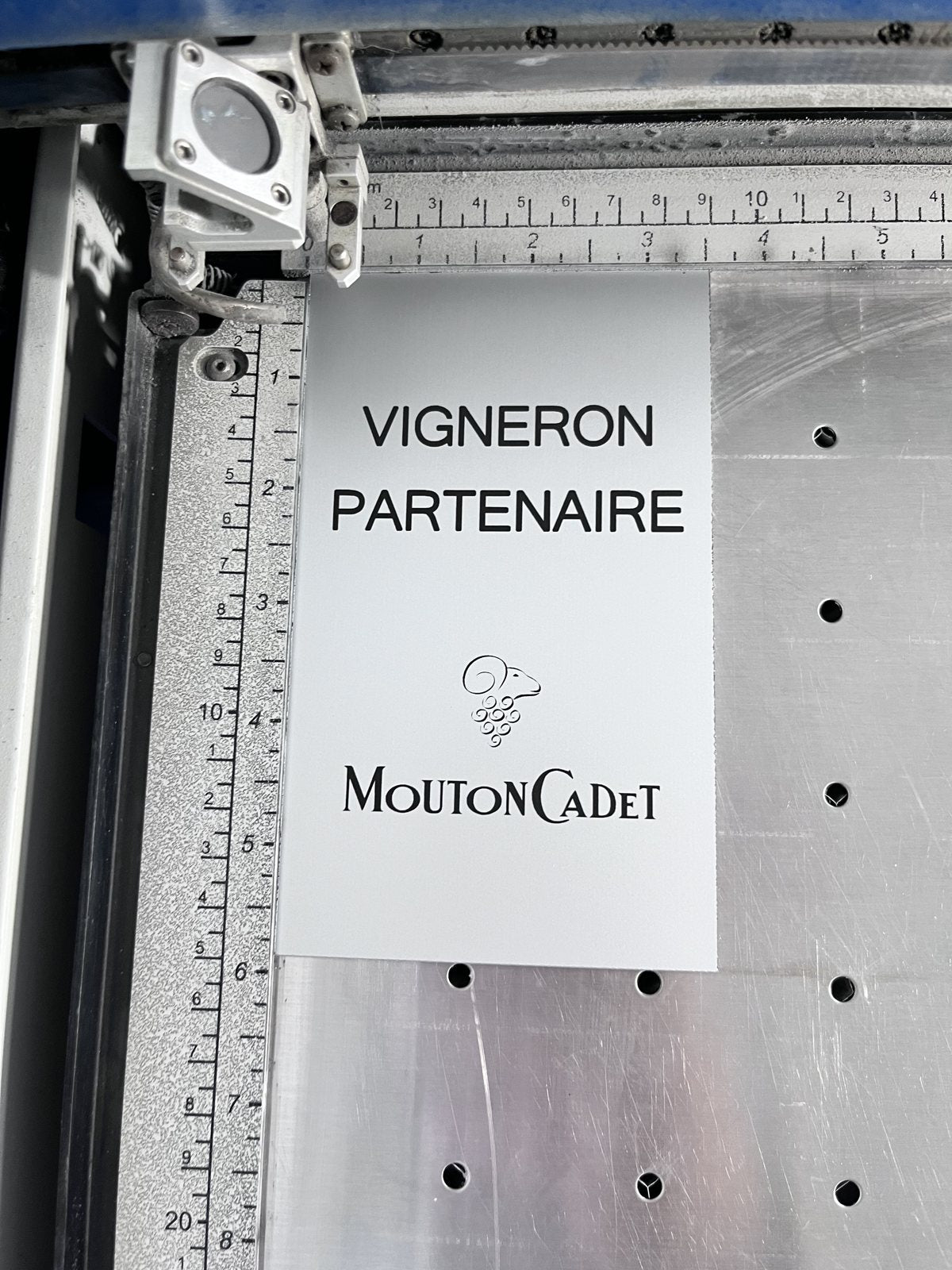 Plaque laiton gravée — réalisation partenaire vigneron